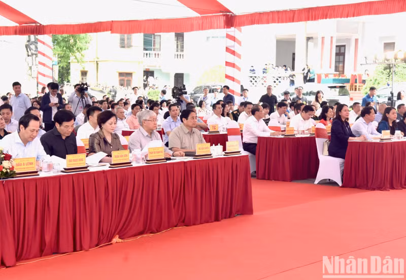 越南政府总理范明正，越南国家代主席武氏映春，越南祖国阵线中央委员会主席杜文战和各位代表出席仪式。