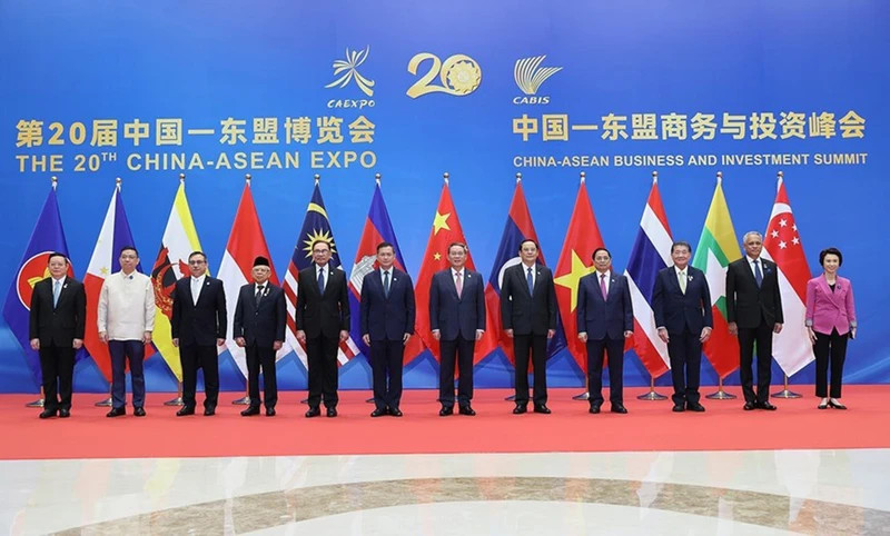 越南政府总理范明正和各位代表出席开幕式。（图片来源：越通社）