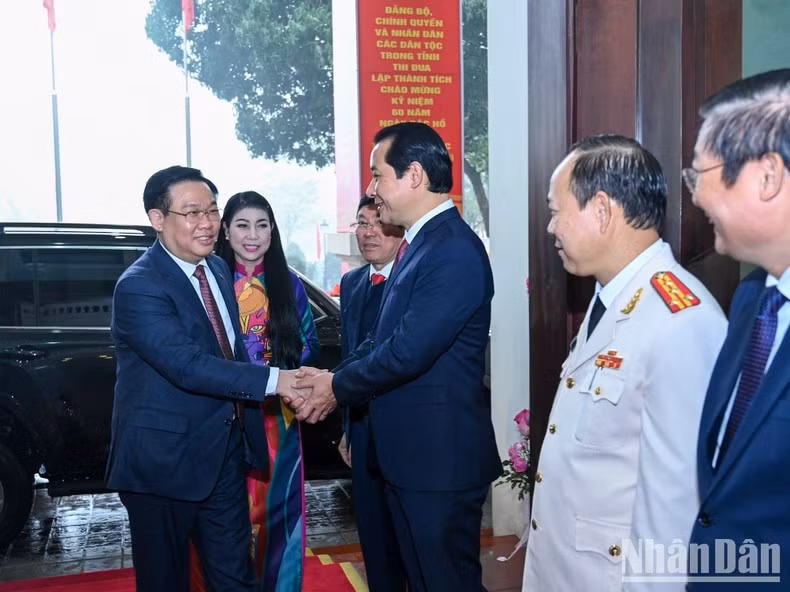 国会主席王廷惠和永福省领导。