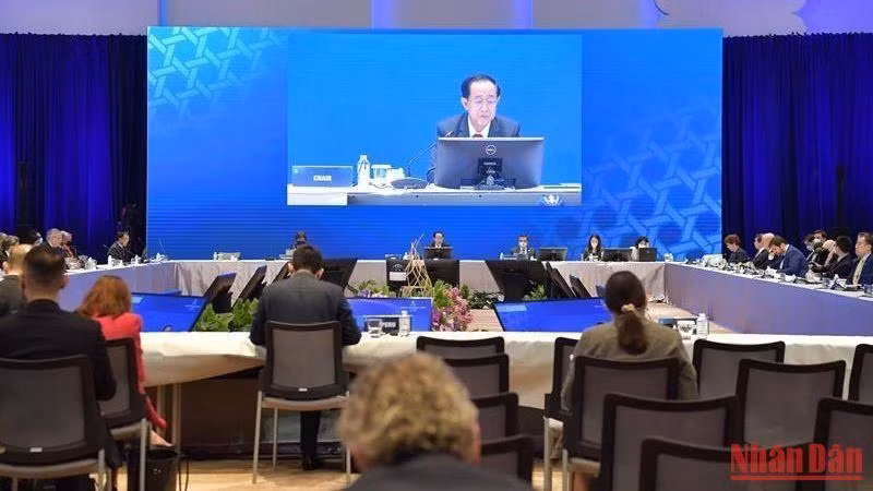 泰国财政部长阿空在会议上发言。