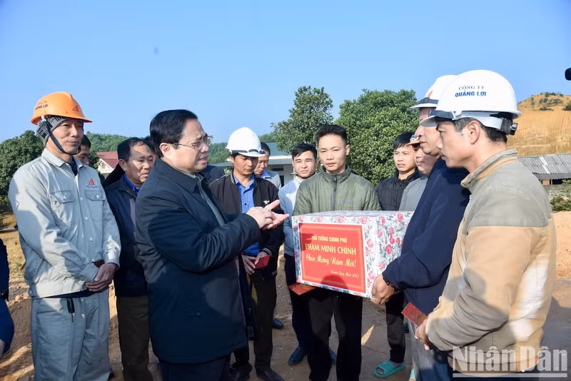 范明正总理向劳动工人致以新年祝福并赠送礼物。 范明正总理向劳动工人致以新年祝福并赠送礼物。