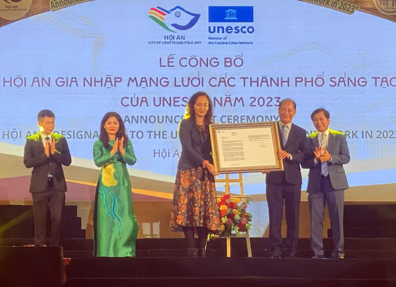 会安市加入联合国教科文组织全球创意城市网络公布仪式。（图片来源：baoquangnam.vn）