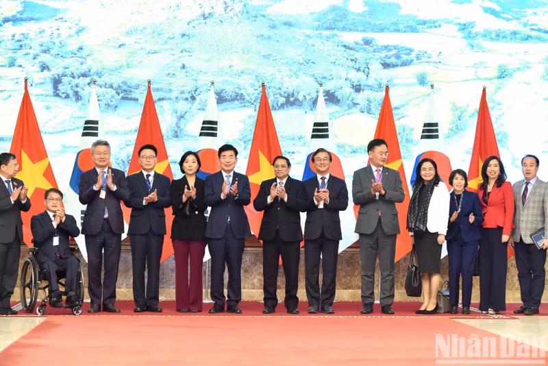 双方代表合影。