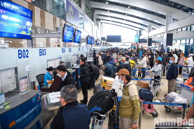 众多乘客在柜台办理登机手续。