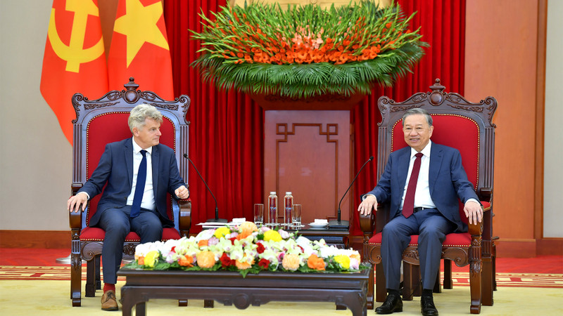 越共中央总书记苏林会见法国共产党全国书记鲁塞尔。