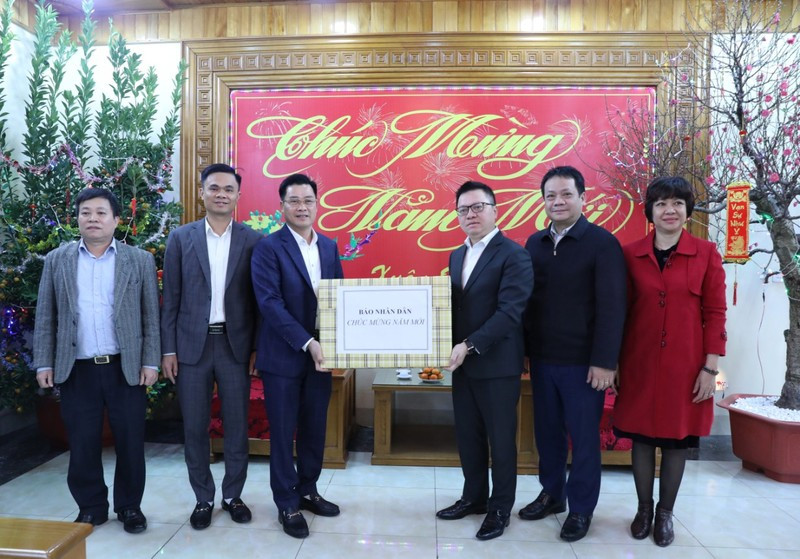 《人民报》社总编辑黎国明（右三）向第325师干部、战士赠送礼物。