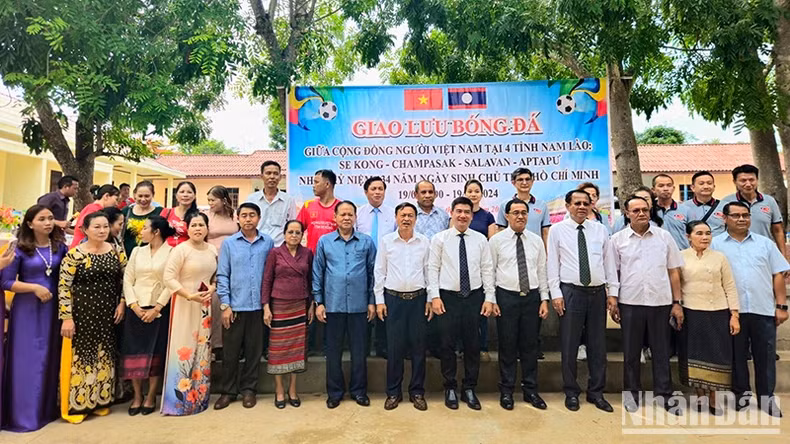 各位代表出席足球友谊赛开幕式。