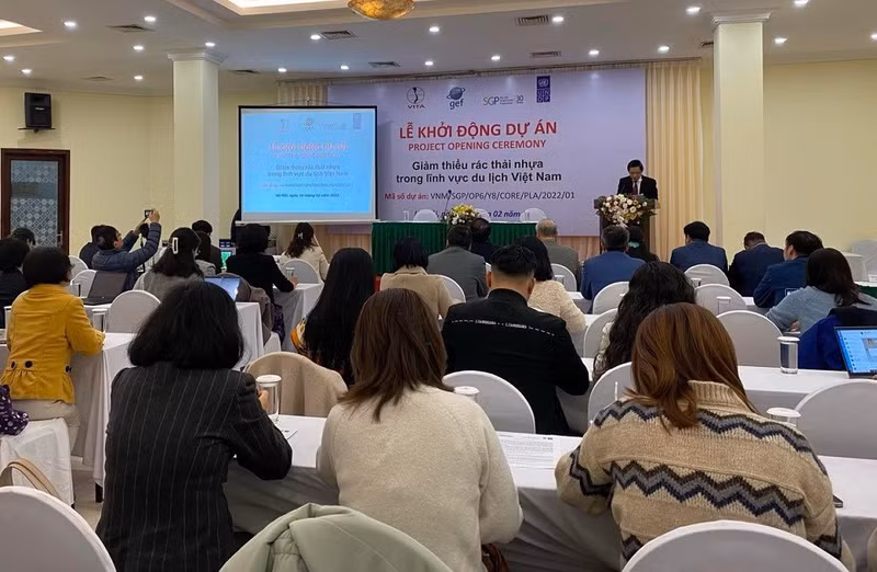 “减少越南旅游业中的塑料垃圾”项目启动仪式。（图片来源：财政时报）