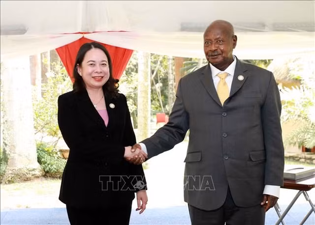 国家副主席武氏映春和乌干达总统穆塞韦尼。（图片来源：越通社）