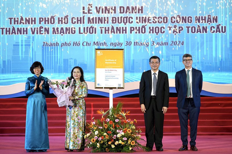 “全球学习型城市网络”成员证书授予仪式。（图片来源：ttbc-hcm.gov.vn）