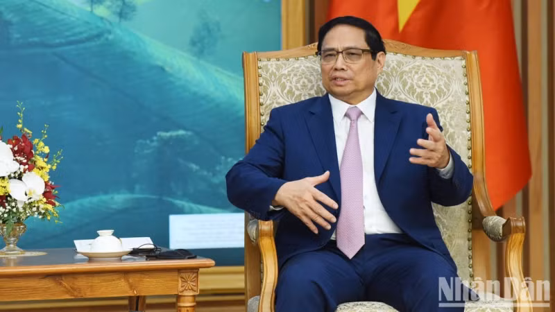 范明正总理发表讲话。