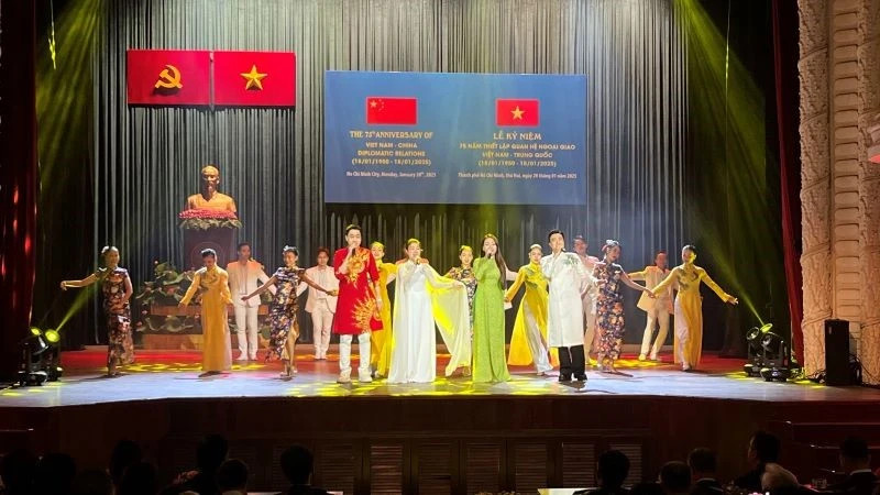 在胡志明市举行的越南与中国建交75周年纪念活动上的文艺节目。