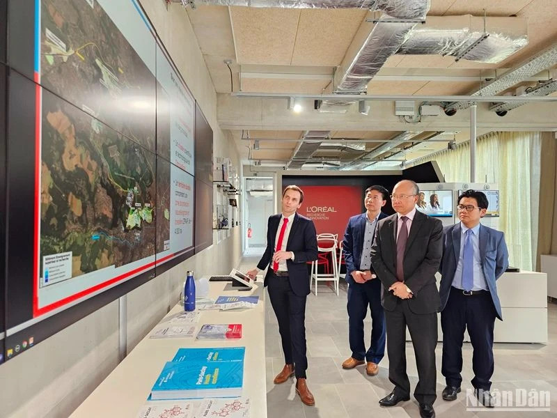 越南驻大国大使丁全胜参观巴黎-萨克雷综合体。