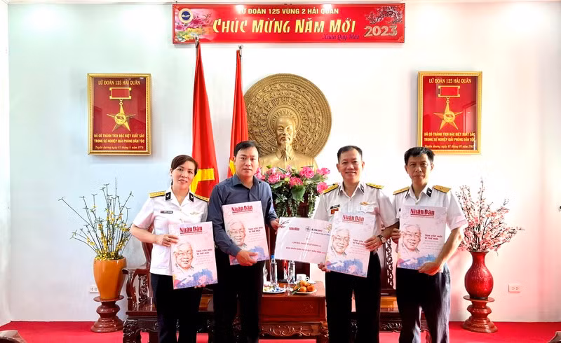 《人民报》社代表向海军干部、战士赠送春节特刊。