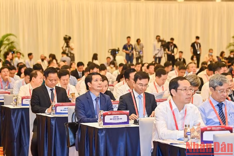 各位代表、专家、科学家出席论坛开幕式。