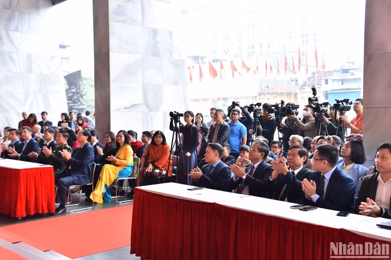 各位代表出席2023癸卯年春节特刊展开展仪式。