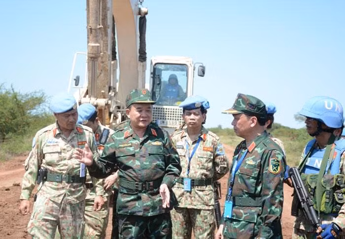 黄春战上将视察由越南一号工兵队施工的工程。（图片来源：人民军队报）