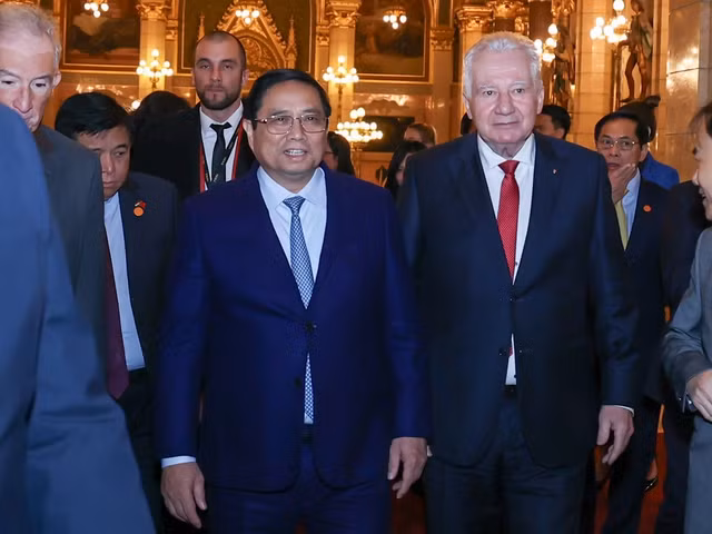 越南政府总理范明正会见匈牙利议会副议长亚考伯•伊什特万。（图片来源：baochinhphu.vn）