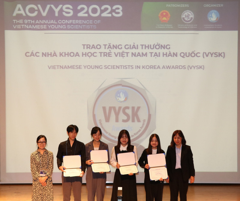 7名最佳报告员荣获奖励。（图片来源：VOV）