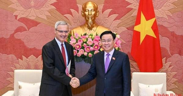 国会主席王廷惠和尼古拉斯·沃纳里大使。