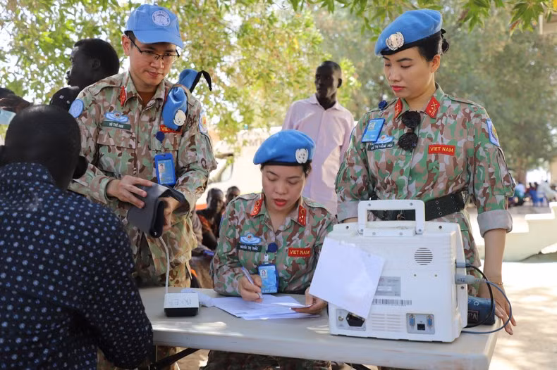 越南四号二级野战医院义务人员为当地人民看诊。