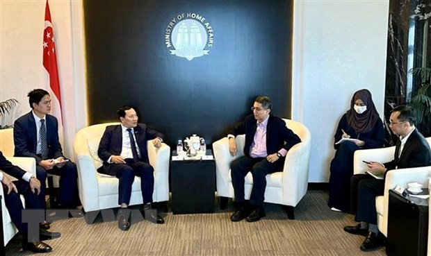 越南公安部副部长黎文线礼节性拜会新加坡内政部国务秘书费萨尔·易卜拉欣（图片来源：越通社）
