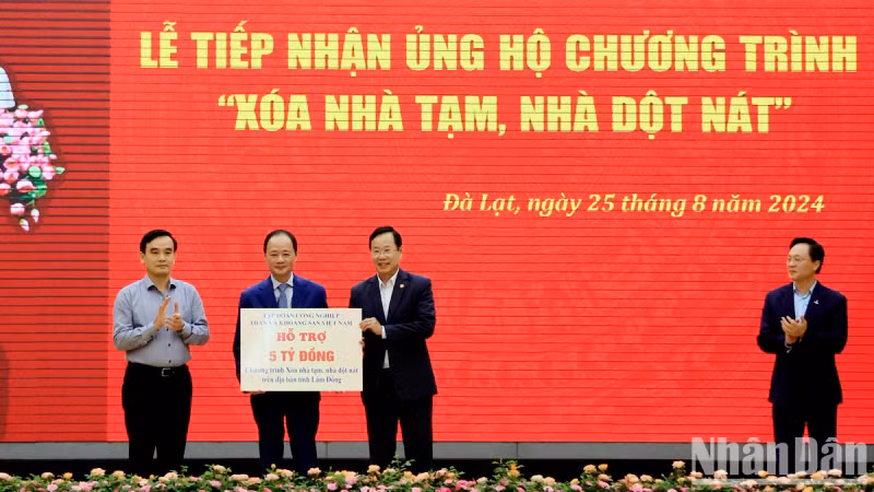赞助商向林同省领导移交援助资金。