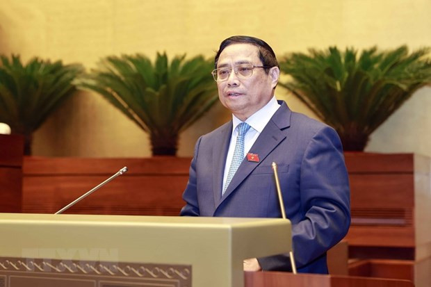 政府总理范明正对国会代表和全国选民关注的问题进行报告。（图片来源：越通社）