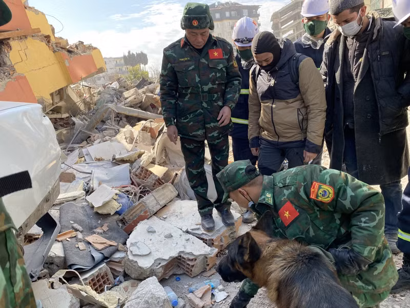 越南人民军救援队在土耳其展开救援工作。（图片来源：VOV）