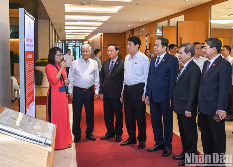 越南国家主席梁强，国会主席陈青敏和各位代表参观《国会日报与第一届大选》专题展。