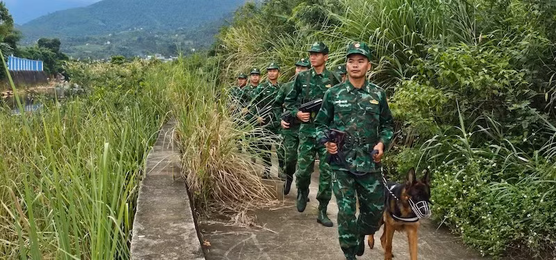 横模口岸边防屯干部战士展开边境巡逻活动。