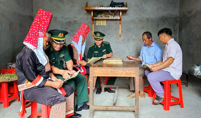 横模口岸边防屯干部战士向当地人民宣传《边防法》。