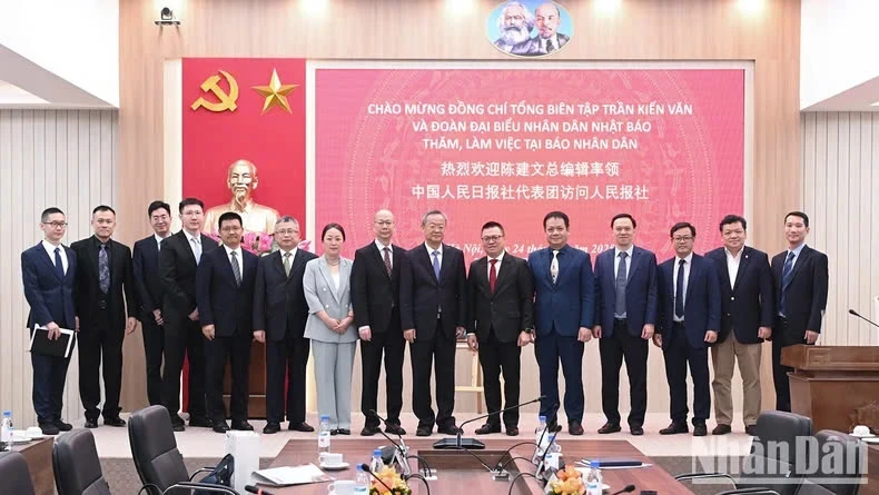 中国《人民日报》代表团2025年3月对《人民报》进行工作访问。