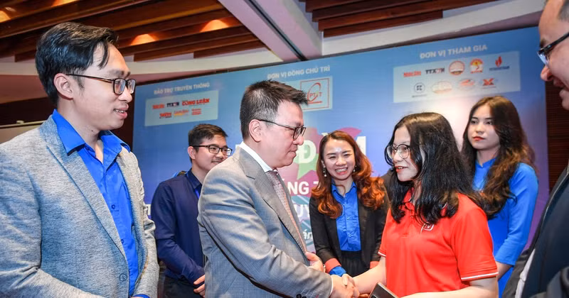 越南新闻工作者协会主席黎国明和各位代表。