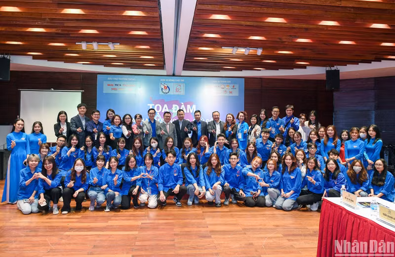 各位代表和青年、团员们合影。