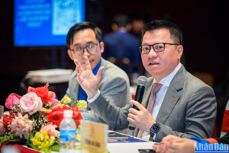 越南新闻工作者协会主席黎国明在座谈会上发表讲话。