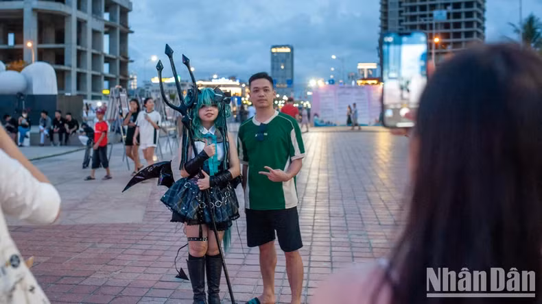 年经人前来参加活动。