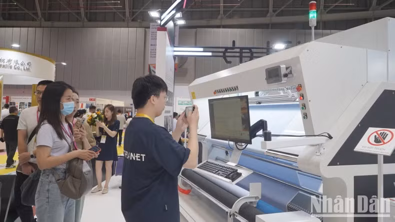 国际企业在展上介绍数字技术产品。