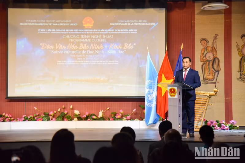 北宁省文化体育与旅游厅厅长郑友雄发表讲话。