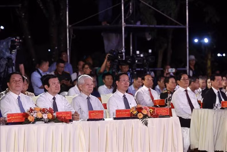 国家主席武文赏和各位代表出席晚会。