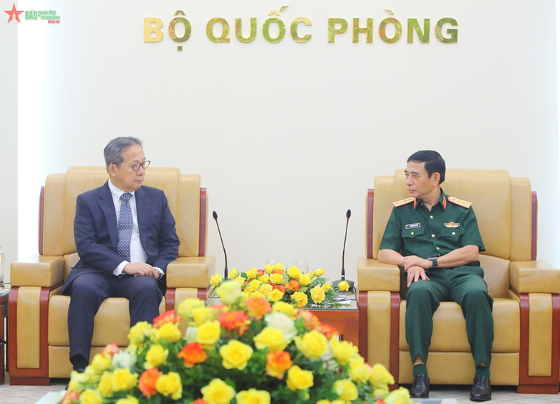 潘文江大将会见山田贵雄大使。（图片来源：qdnd.vn）