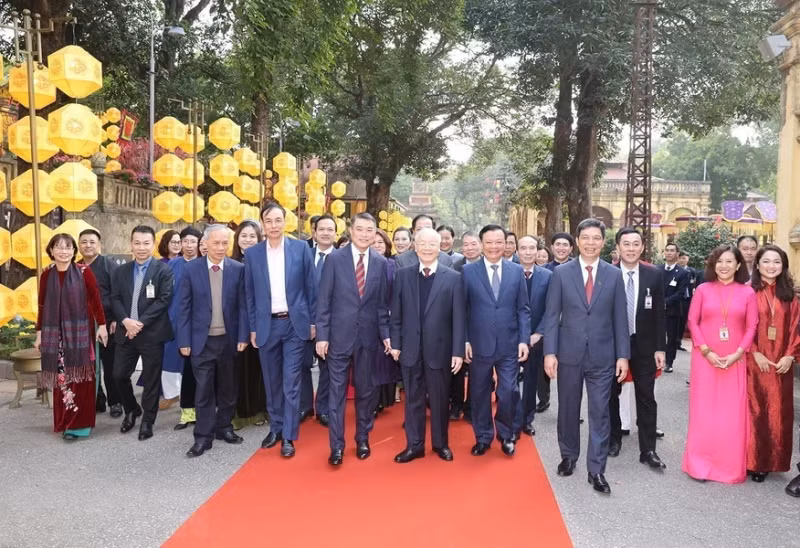 阮富仲总书记前往升龙皇城遗迹区敬香。