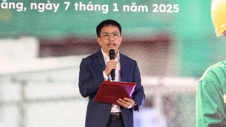 《人民报》社常驻岘港市代表机构领导发表讲话。