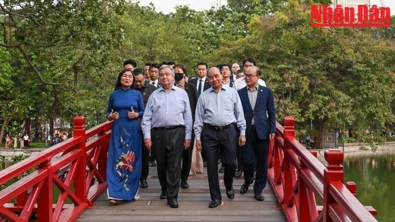 阮春福主席和联合国秘书长安东尼奥·古特雷斯造访河内还剑郡玉山祠。