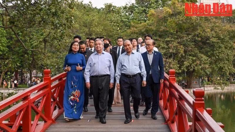 阮春福主席和联合国秘书长安东尼奥·古特雷斯造访河内还剑郡玉山祠。