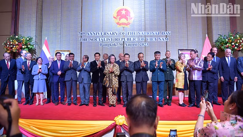 双方代表出席在泰国举行的九·二国庆节78周年庆典。