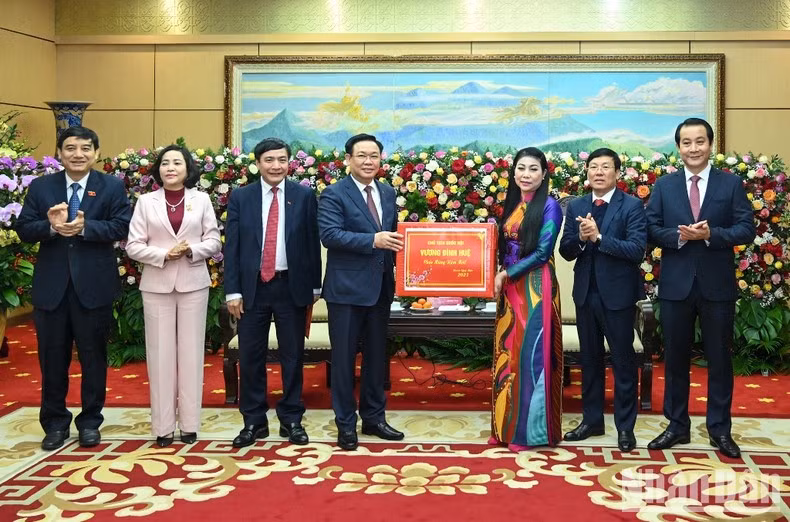 国会主席王廷惠向永福省赠送礼物。