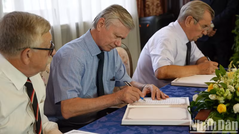 俄罗斯越南友好协会主席弗拉基米尔-布亚诺夫在吊唁簿上留言。 俄罗斯越南友好协会主席弗拉基米尔-布亚诺夫在吊唁簿上留言。