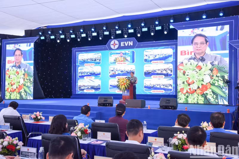 广平省广泽至兴安省浦诺500千伏三回输电线路项目落成典礼场景。