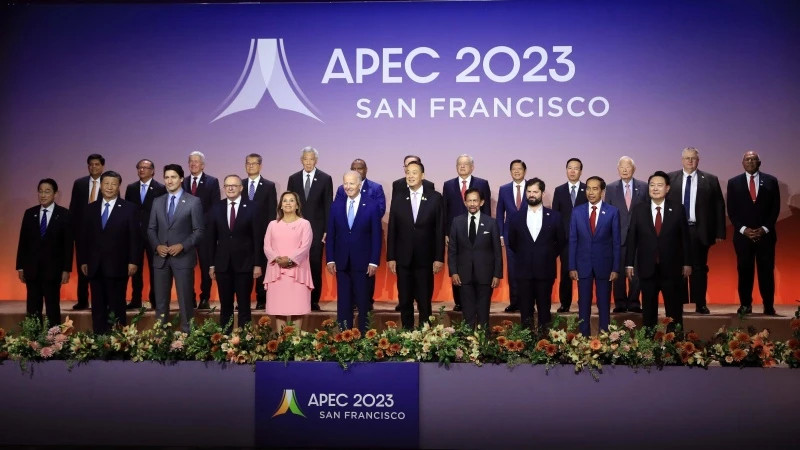 越南国家主席武文赏和各位代表合影。